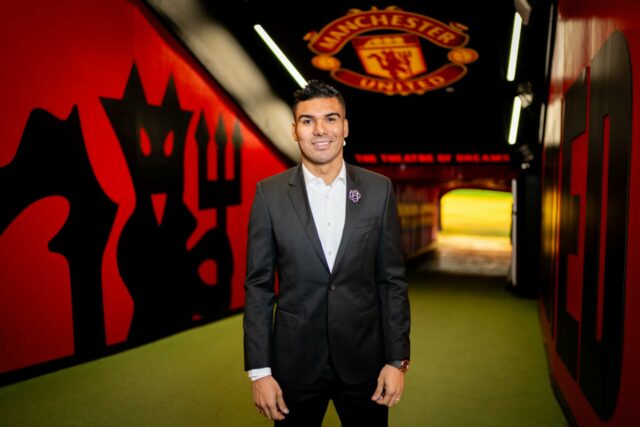 Casemiro sai do campo