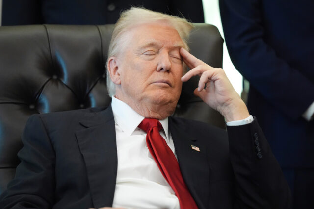 Um curativo é visto na mão do presidente Donald Trump enquanto ele caminha no tapete vermelho antes do 48º Kennedy Center Honors, domingo, 7 de dezembro de 2025, no John F. Kennedy Center for the Performing Arts em Washington. (Foto AP/Julia Demaree Nikhinson)