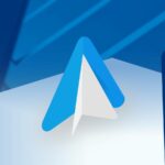 A tela de infoentretenimento de um veículo exibe o Google Maps do Android Auto