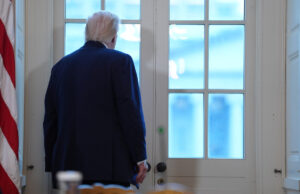 8 maneiras pelas quais as renovações espalhafatosas de Trump em DC superam tudo o que o Fed está fazendo Detritos são vistos em uma parte praticamente demolida da Ala Leste da Casa Branca, quinta-feira, 23 de outubro de 2025, em Washington, antes da construção de um novo salão de baile. (Foto AP/Jacquelyn Martin)