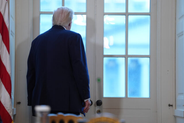 Detritos são vistos em uma parte praticamente demolida da Ala Leste da Casa Branca, quinta-feira, 23 de outubro de 2025, em Washington, antes da construção de um novo salão de baile. (Foto AP/Jacquelyn Martin)