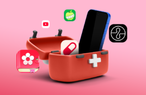 9 aplicativos que transformaram meu telefone em um hospital de bolso – os sustos de saúde odeiam me ver chegando Mulher estressada olhando para o telefone, parcialmente submerso na água, cercado por raios e ícones de aplicativos calmantes e de saúde mental.