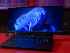 9 destaques do CES 2026 para quem está em dia com os melhores, mais estranhos e mais loucos gadgets Busto de cabeça de vidro usando fones de ouvido pretos grossos