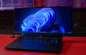 9 destaques do CES 2026 para quem está em dia com os melhores, mais estranhos e mais loucos gadgets Busto de cabeça de vidro usando fones de ouvido pretos grossos