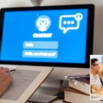 Estudante de medicina aprendendo com um chatbot de IA exibido na tela de um computador, com livros de medicina e um estetoscópio na mesa.