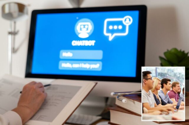 90% dos professores universitários acreditam que a IA está emburrecendo Estudante de medicina aprendendo com um chatbot de IA exibido na tela de um computador, com livros de medicina e um estetoscópio na mesa.