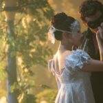 Luke Thompson como Benedict Bridgerton e Yerin Ha como Sophie Baek.