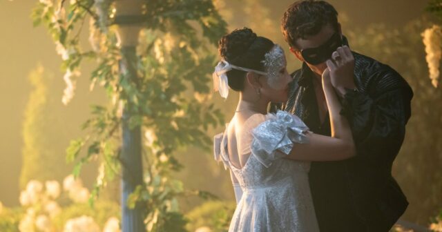 Luke Thompson como Benedict Bridgerton e Yerin Ha como Sophie Baek.