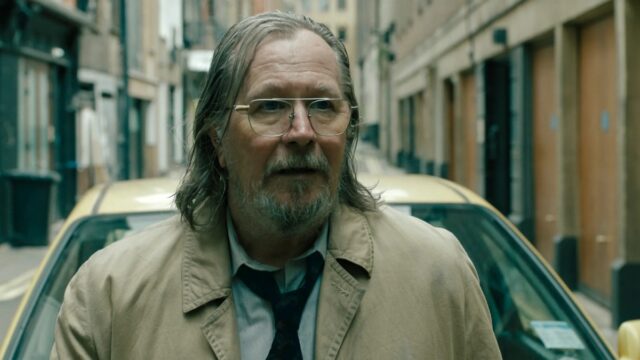 A 6ª temporada de 'Slow Horses' enfrenta grandes mudanças com A man in a tan trench coat stands in a city alley