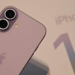A Apple dominou as classificações de smartphones mais vendidos, com o modelo básico iPhone 17 (mostrado) como destaque