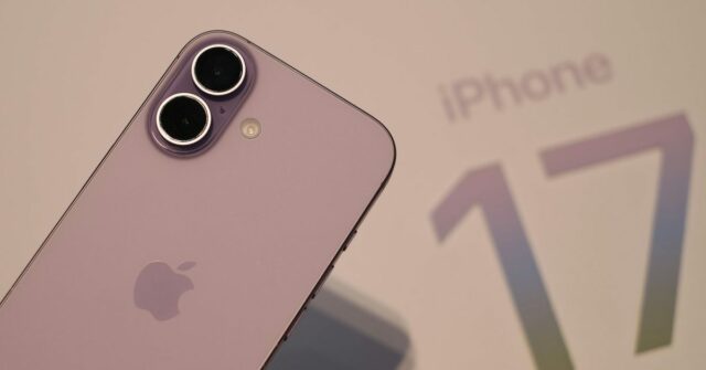 A Apple dominou as classificações de smartphones mais vendidos, com o modelo básico iPhone 17 (mostrado) como destaque