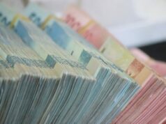 A Apple foi multada em um total de US$ 851 milhões no ano passado por violações de privacidade e antitruste A Apple foi multada em um total de US$ 851 milhões no ano passado por violações de privacidade e antitruste | A foto mostra grandes pilhas de notas