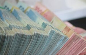 A Apple foi multada em um total de US$ 851 milhões no ano passado por violações de privacidade e antitruste A Apple foi multada em um total de US$ 851 milhões no ano passado por violações de privacidade e antitruste | A foto mostra grandes pilhas de notas