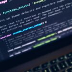 A Apple luta contra o enorme excesso do governo enquanto a Índia exige o código-fonte do iOS | Imagem meramente ilustrativa do código-fonte visto na tela de um MacBook