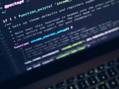 A Apple luta contra o enorme excesso do governo enquanto a Índia exige o código-fonte do iOS A Apple luta contra o enorme excesso do governo enquanto a Índia exige o código-fonte do iOS | Imagem meramente ilustrativa do código-fonte visto na tela de um MacBook