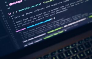 A Apple luta contra o enorme excesso do governo enquanto a Índia exige o código-fonte do iOS A Apple luta contra o enorme excesso do governo enquanto a Índia exige o código-fonte do iOS | Imagem meramente ilustrativa do código-fonte visto na tela de um MacBook