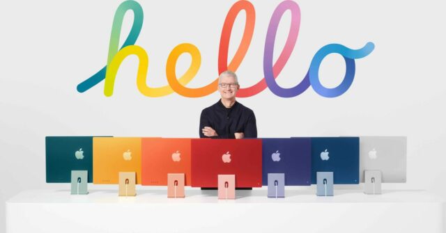 Tim Cook atrás da linha de iMacs M1 coloridos