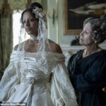 A BBC deve parar de 'calçar' atores de minorias étnicas em dramas de época, pediu uma crítica (Na foto: Shalom Brune-Franklin interpretando Estella em Grandes Esperanças de 2023)