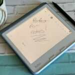 Três Pebble Index 01 na frente do logotipo da CES.