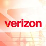 Uma mulher sorrindo enquanto usa o telefone, com o logotipo da Verizon no centro.