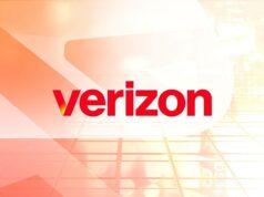 A FCC permite que a Verizon bloqueie seu telefone por mais de 60 dias Uma mulher sorrindo enquanto usa o telefone, com o logotipo da Verizon no centro.