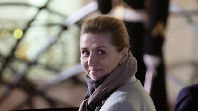 Os líderes reúnem-se para conversações sobre a segurança da Ucrânia na terça-feira. A partir da esquerda, Friedrich Merz da Alemanha, Volodymyr Zelensky da Ucrânia, Emmanuel Macron da França e Keir Starmer do Reino Unido juntam-se ao enviado especial dos EUA Steve Witkoff e Jared Kushner.