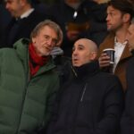 Patrick Dorgu comemora com seus companheiros durante a partida da Premier League entre Manchester United e Newcastle United.