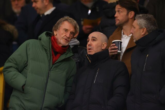 Patrick Dorgu comemora com seus companheiros durante a partida da Premier League entre Manchester United e Newcastle United.