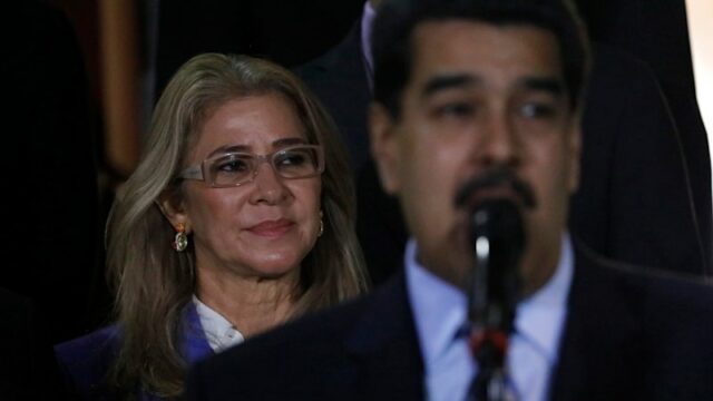 O presidente Nicolás Maduro acompanhado da primeira-dama Cilia Flores cumprimenta apoiadores durante evento em 2024.
