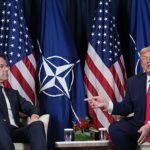 Donald Trump (à direita) anunciou que fechou hoje um acordo com o secretário-geral da NATO, Mark Rutte (à esquerda), em Davos, para suspender as tarifas na Europa, no meio de um avanço nas negociações na Gronelândia.