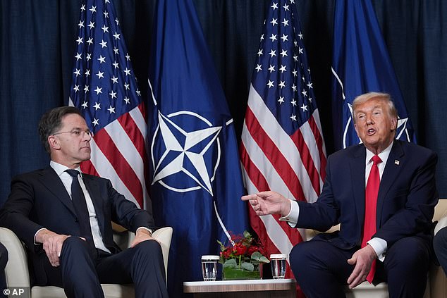 A OTAN responde enquanto Trump elogia o 'acordo' com a Donald Trump (à direita) anunciou que fechou hoje um acordo com o secretário-geral da NATO, Mark Rutte (à esquerda), em Davos, para suspender as tarifas na Europa, no meio de um avanço nas negociações na Gronelândia.