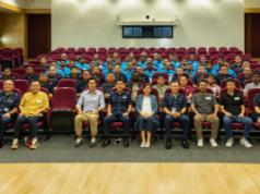 A Polícia de Cingapura anuncia novos embaixadores de trabalhadores migrantes, trabalhando para lidar com os riscos do jogo Os embaixadores da Polícia de Singapura sentaram-se numa pequena sala semelhante a um auditório. A Polícia de Cingapura anuncia novos embaixadores de trabalhadores migrantes, trabalhando para lidar com os riscos do jogo