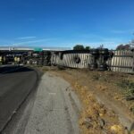A Rodovia 101 de duas pistas foi fechada no domingo devido a uma grande plataforma tombada