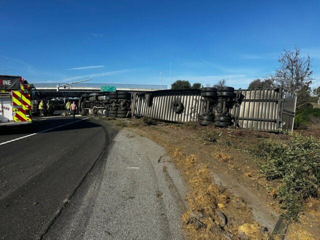 A Rodovia 101 de duas pistas foi fechada no domingo devido a uma grande plataforma tombada
