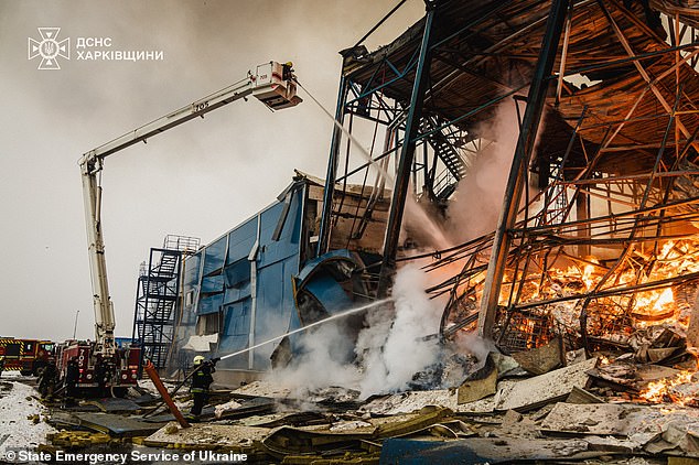 A Rússia ataca a Ucrânia com mais de 100 drones As forças russas lançaram um ataque com mísseis contra um armazém de uma empresa civil no subúrbio de Kharkiv