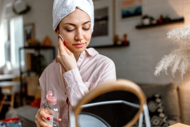 'A acne era debilitante para mim, então abri um negócio de £ 40 milhões para ajudar outras pessoas'
