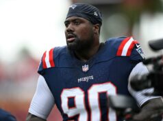 A acusação da estrela dos Patriots, Christian Barmore, é adiada antes do Super Bowl 2026 Christian Barmore se aquecendo com o uniforme do Patriots.