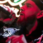 A ascensão na vida real de um vocalista envolvente inspira o relaxado e desajeitado 'Clika'