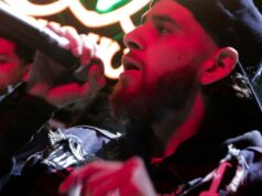 A ascensão na vida real de um vocalista envolvente inspira o relaxado e desajeitado ‘Clika’ A ascensão na vida real de um vocalista envolvente inspira o relaxado e desajeitado 'Clika'