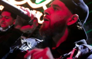 A ascensão na vida real de um vocalista envolvente inspira o relaxado e desajeitado ‘Clika’ A ascensão na vida real de um vocalista envolvente inspira o relaxado e desajeitado 'Clika'