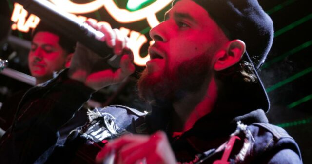 A ascensão na vida real de um vocalista envolvente inspira o relaxado e desajeitado 'Clika'
