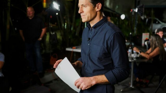 A audiência do 'CBS Evening News' cai na primeira semana sob o comando de Tony Dokoupil
