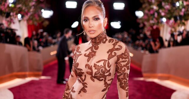 A bolsa texturizada de Jennifer Lopez custa US $ 79.000 Jennifer Lopez
