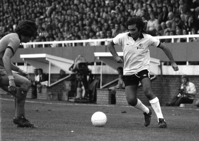 A breve passagem de George Best pelo Fulham, uma estreia Sir Alex Ferguson chega a Old Trafford para assistir ao Manchester United.