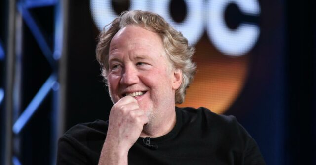A busca por Timothy Busfield, acusado de abuso sexual infantil, agora inclui o US Marshals Service: relatórios
