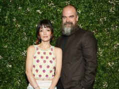 A casa de Lily Allen e David Harbour em Nova York teve seu preço reduzido em US $ 700.000, enquanto a casa de US $ 7,3 milhões no Brooklyn fica vazia enquanto eles lutam pelo divórcio Lily Allen e David Harbor foram forçados a reduzir drasticamente o preço de sua casa em Nova York, que ficou vaga nos últimos três meses.