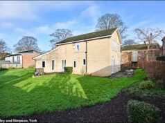 A casa mais cara do país? O ex-diretor zombou depois de listar sua modesta casa em York por £ 1,1 milhão Esta propriedade de cinco quartos em York tem um preço mínimo pedido impressionante de £ 1,1 milhão