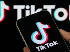 A causa da interrupção do TikTok revelada Um gráfico vermelho mostra vários picos.