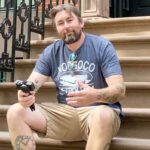 A causa da morte do YouTuber Adam the Woo foi revelada 1 mês depois que ele foi encontrado morto aos 51 anos