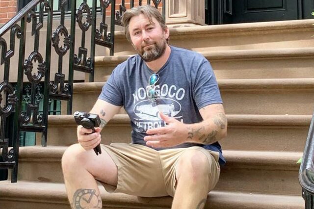 A causa da morte do YouTuber Adam the Woo foi revelada 1 mês depois que ele foi encontrado morto aos 51 anos
